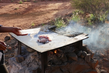 Abendessen im Outback (Foto: Michael Kleinert)